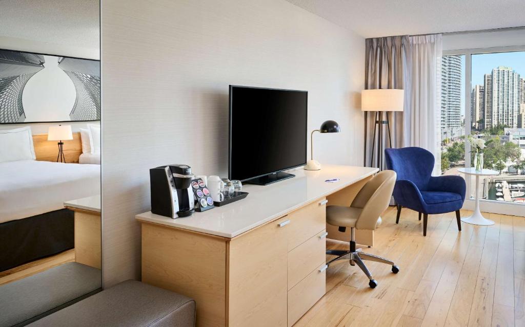 TV a/nebo společenská místnost v ubytování Radisson Blu Toronto Downtown