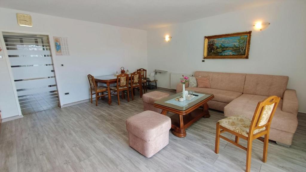 Apartments Marinko - Two-Bedroom Apartment With Garden View