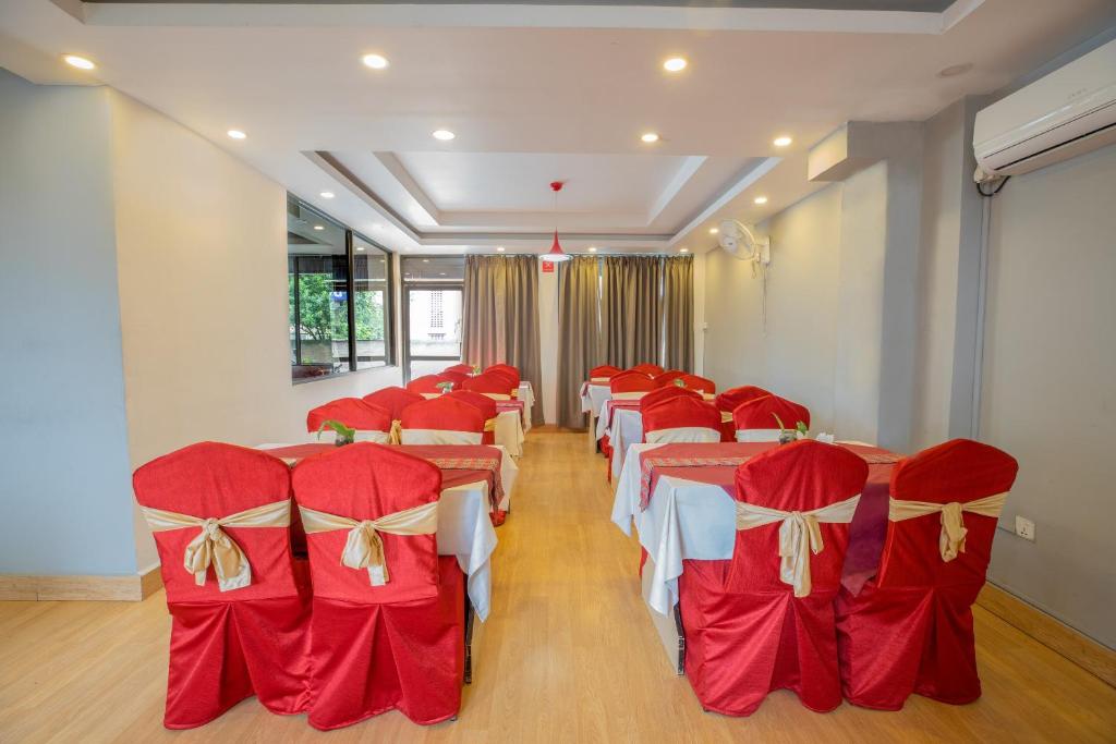 Posezení v ubytování OYO 123 Hotel Prince Plaza