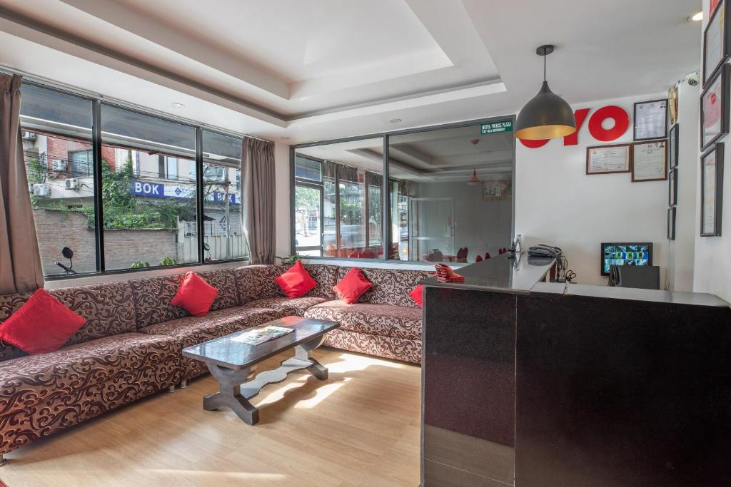 Posezení v ubytování OYO 123 Hotel Prince Plaza