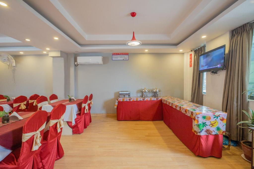TV a/nebo společenská místnost v ubytování OYO 123 Hotel Prince Plaza