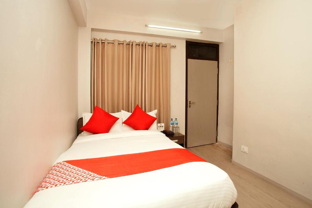 Postel nebo postele na pokoji v ubytování OYO 626 Hotel Himchuli