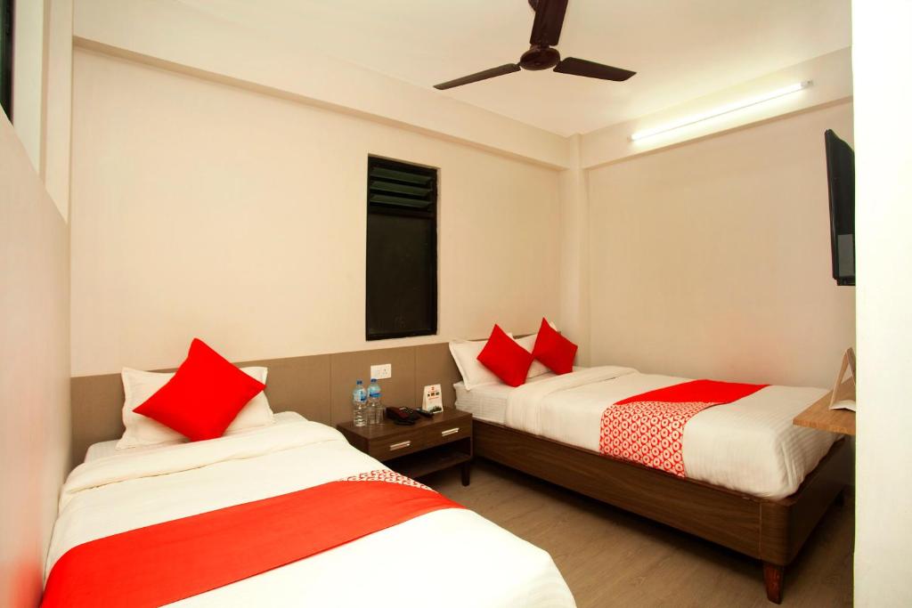 Postel nebo postele na pokoji v ubytování OYO 626 Hotel Himchuli
