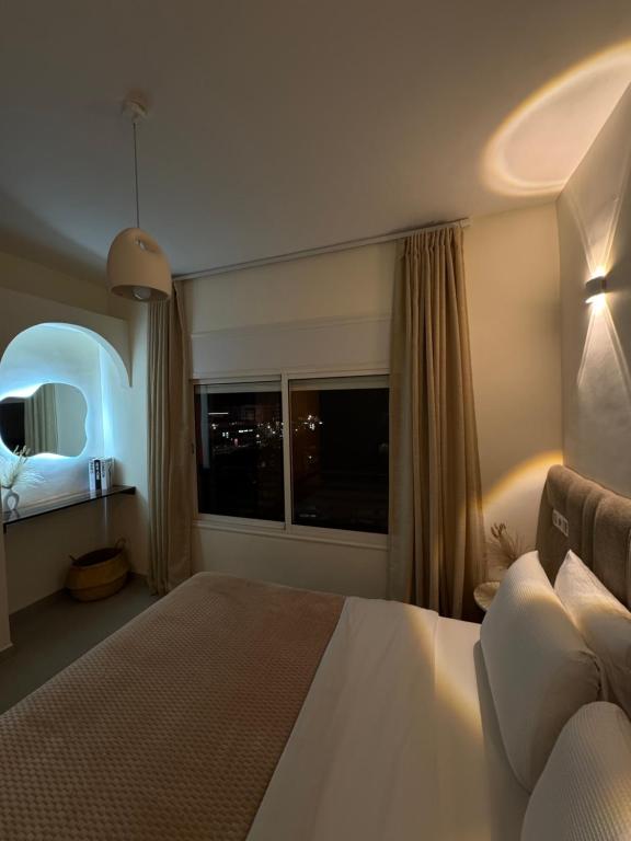 Postel nebo postele na pokoji v ubytování KL Home- au cœur du centre ville moderne