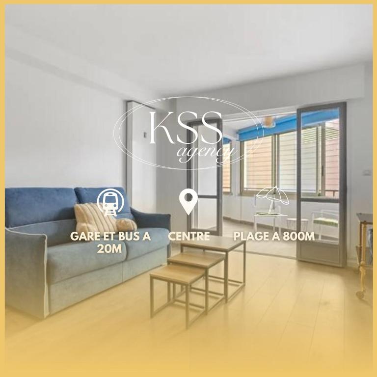 un salon avec un canapé et une table dans l'établissement Centre ville, parking, 2 min gare, à Saint-Raphaël