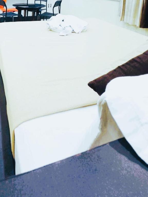 Postel nebo postele na pokoji v ubytování Hotel Benson Blue In Cuttack