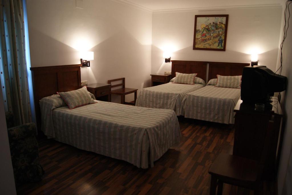Postel nebo postele na pokoji v ubytování Hotel Mulhacen