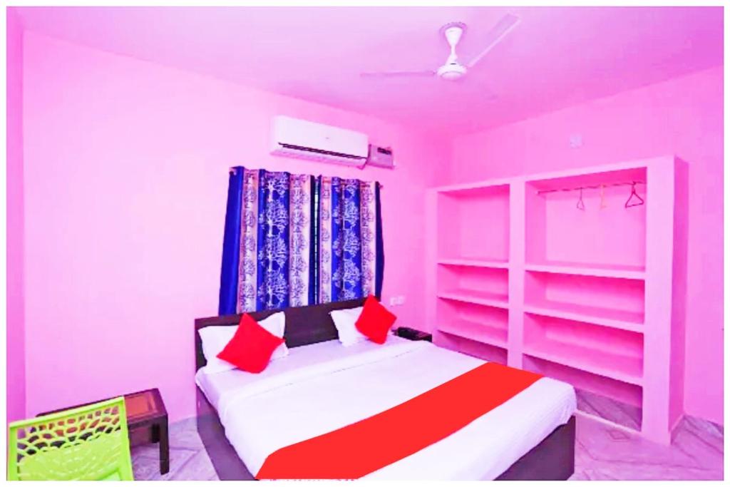 Postel nebo postele na pokoji v ubytování Hotel Bhubaneswar MADISON INN PATIA