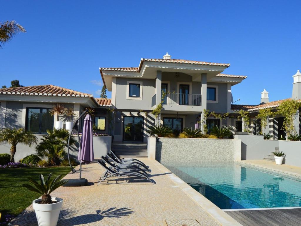 カルヴォエイロにあるModern villa with swimming pool near Carvoeiroのスイミングプール付きのヴィラ、家