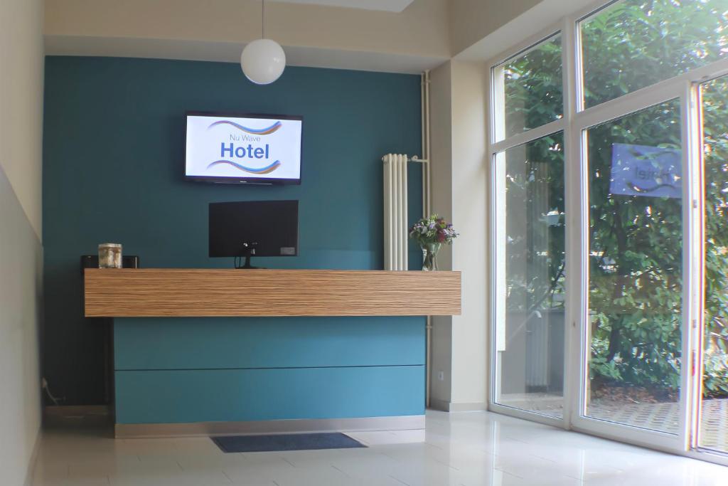 TV a/nebo společenská místnost v ubytování Nu Wave Hotel Berlin - Digital Check-In 2025