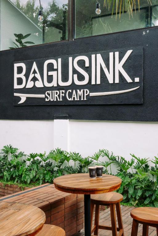 Certifikát, hodnocení, plakát nebo jiný dokument vystavený v ubytování Bagus Ink Surf Camp