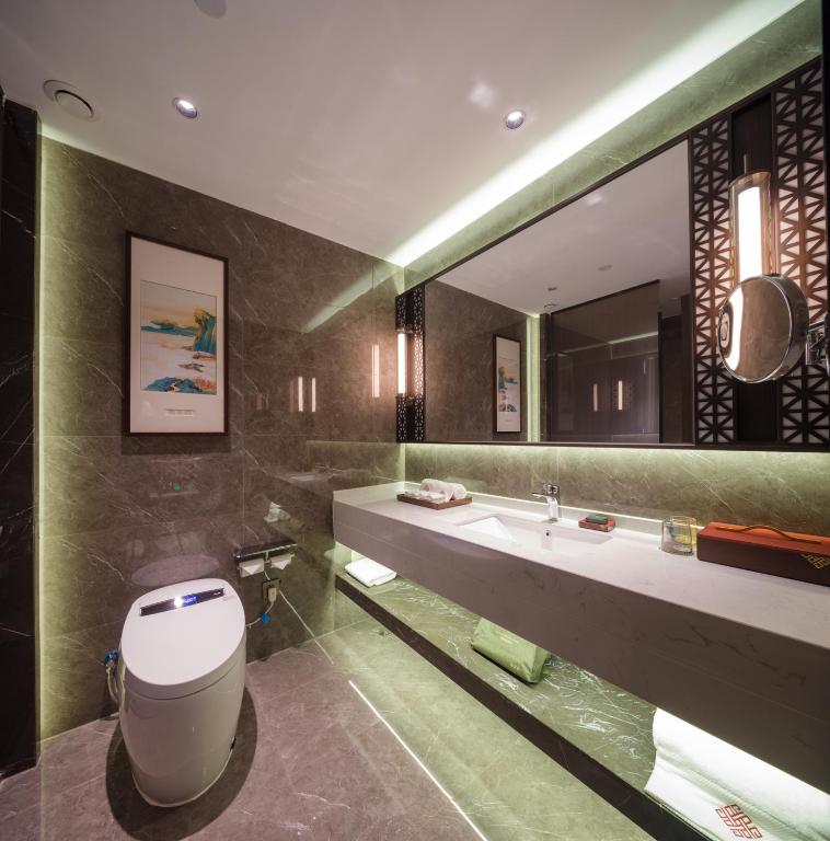 Zhengzhou East Station Longzi Lake University Area Qianna Yuanxi Hotel的一间浴室