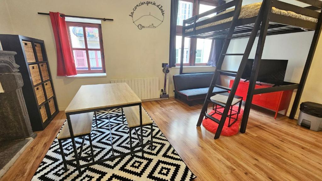 Cette chambre comprend une mezzanine avec un bureau et une table. dans l'établissement Le Rodade #Quartier Historique#Calme, à Clermont-Ferrand