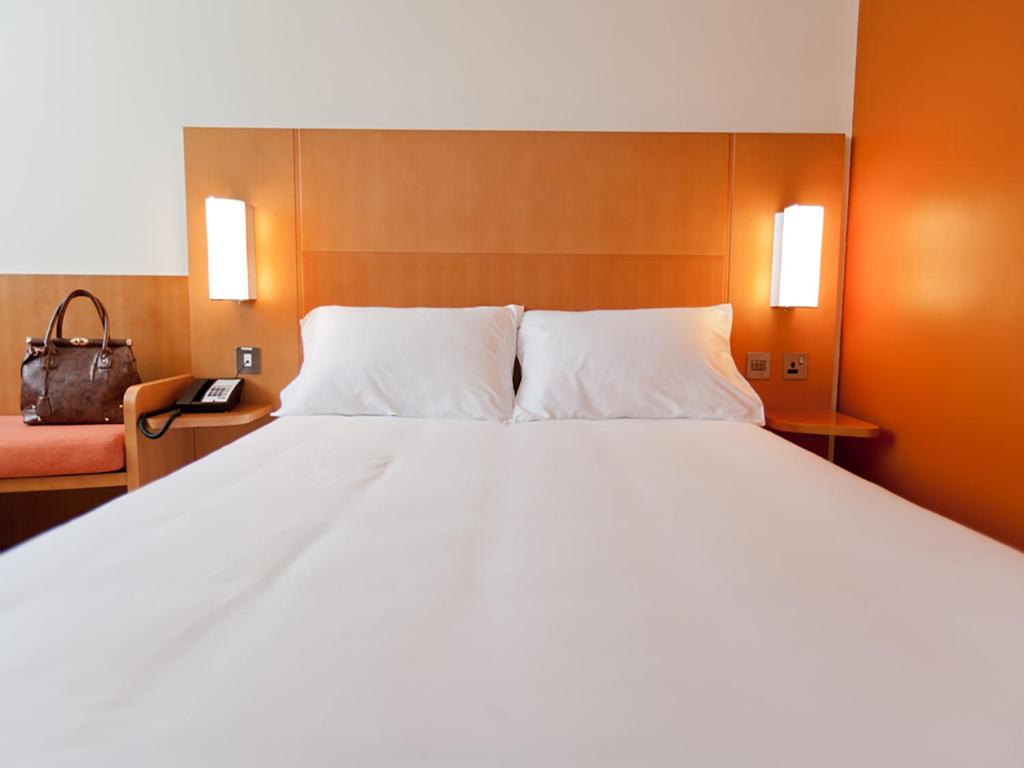Ein Bett oder Betten in einem Zimmer der Unterkunft Ibis Abu Dhabi Gate