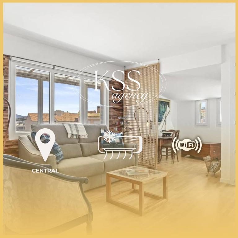 un salon avec un canapé et une table dans l'établissement Centre-ville-Proche des plages-Wifi-Clim, à Saint-Raphaël