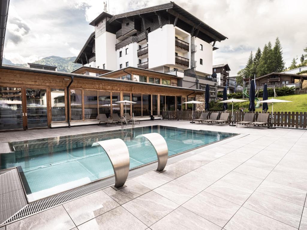 Bazén v ubytování Falkensteiner Family Hotel Sonnenalpe nebo v jeho okolí