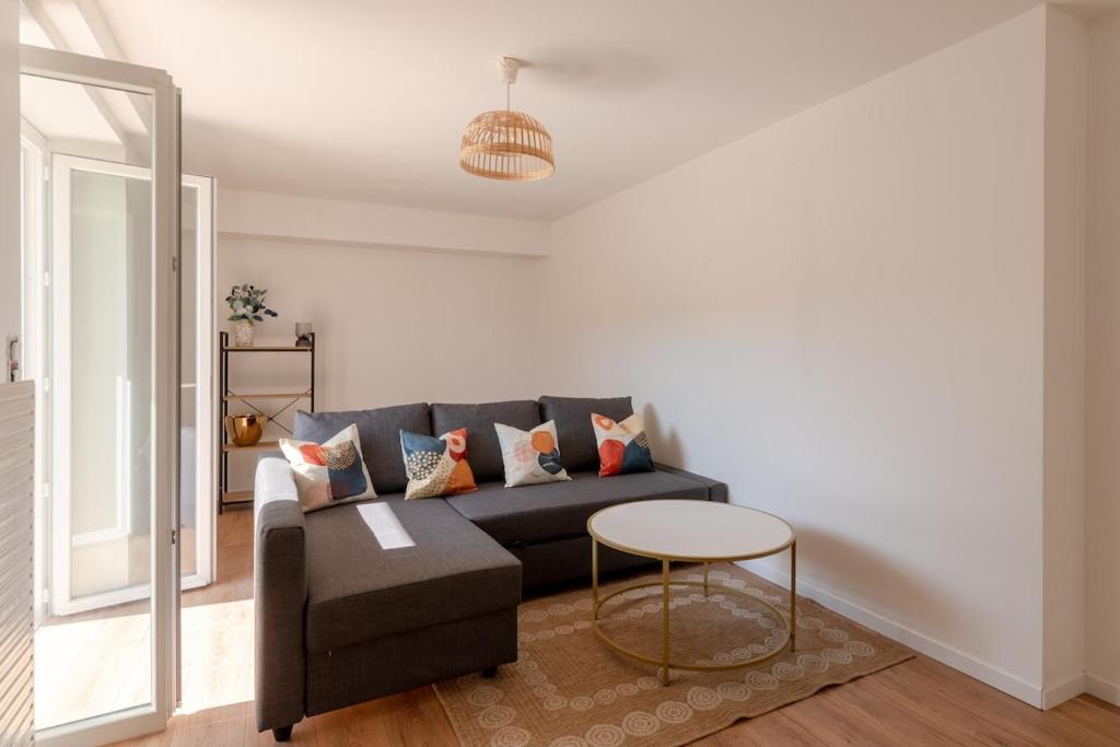 un salon avec un canapé et une table dans l'établissement T2-Centre-ville-Parking, à Pontchâteau