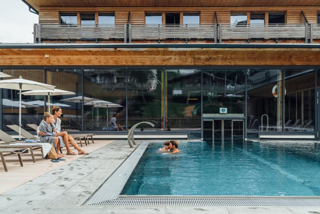 Bazén v ubytování Falkensteiner Family Hotel Sonnenalpe nebo v jeho okolí