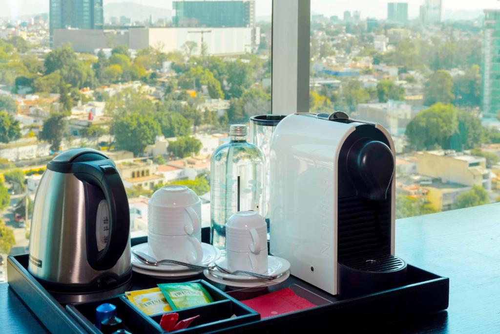 Příslušenství pro přípravu čaje a kávy v ubytování NH Collection Guadalajara Providencia