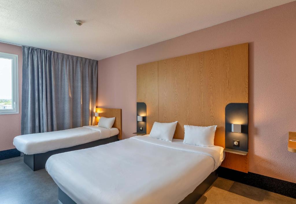 Postel nebo postele na pokoji v ubytování B&B HOTEL Lyon Eurexpo Chassieu