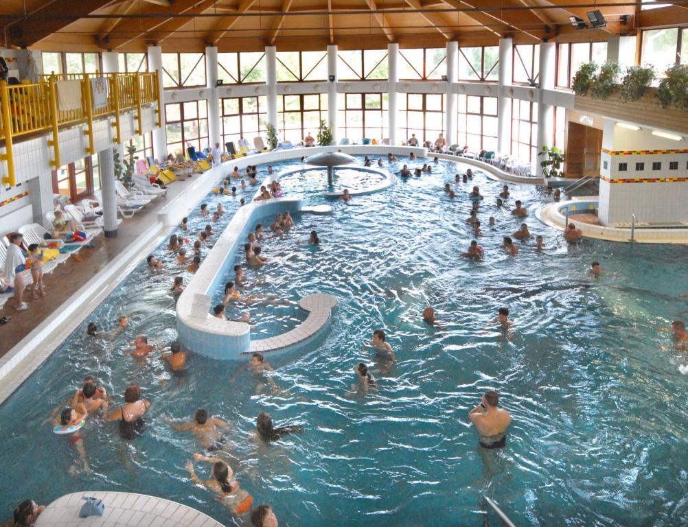 Bazén v ubytovaní Boni Családi Wellness Hotel alebo v jeho blízkosti