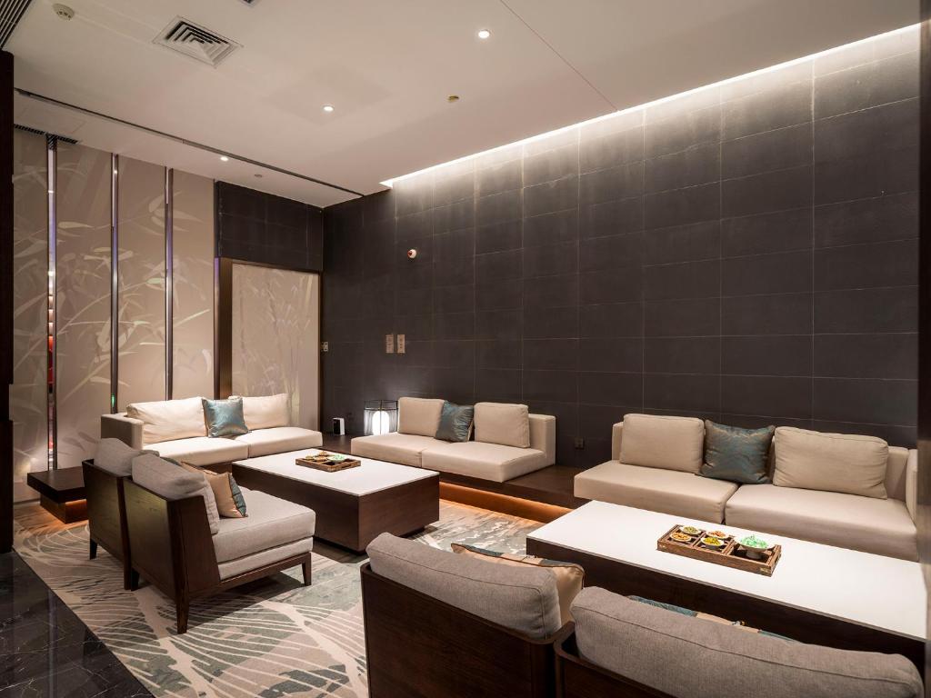 Zhengzhou East Station Longzi Lake University Area Qianna Yuanxi Hotel的休息区