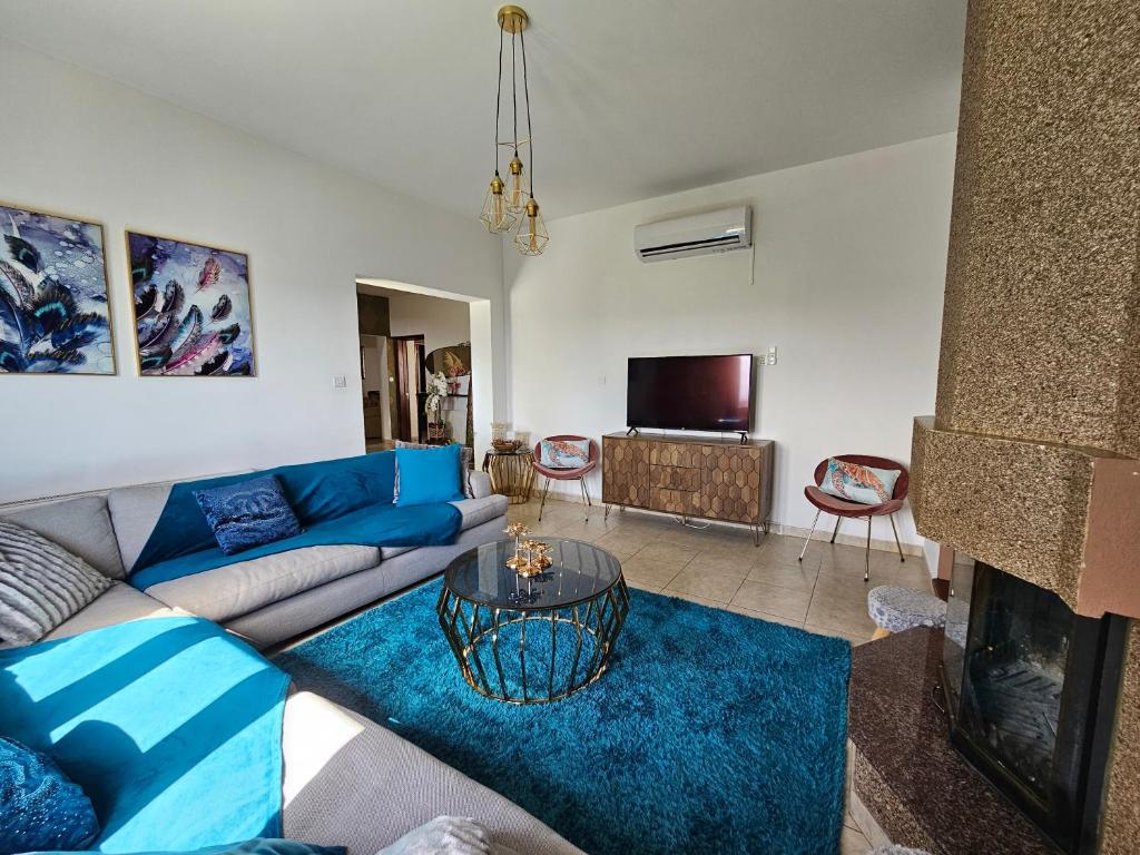TV a/nebo společenská místnost v ubytování Kasparis View Residence