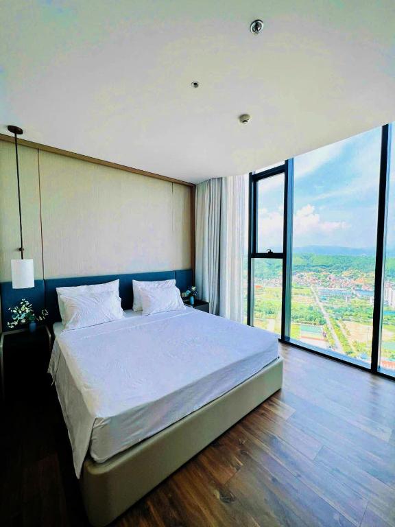 Postel nebo postele na pokoji v ubytování Alacarte Hạ Long Bay Hotel
