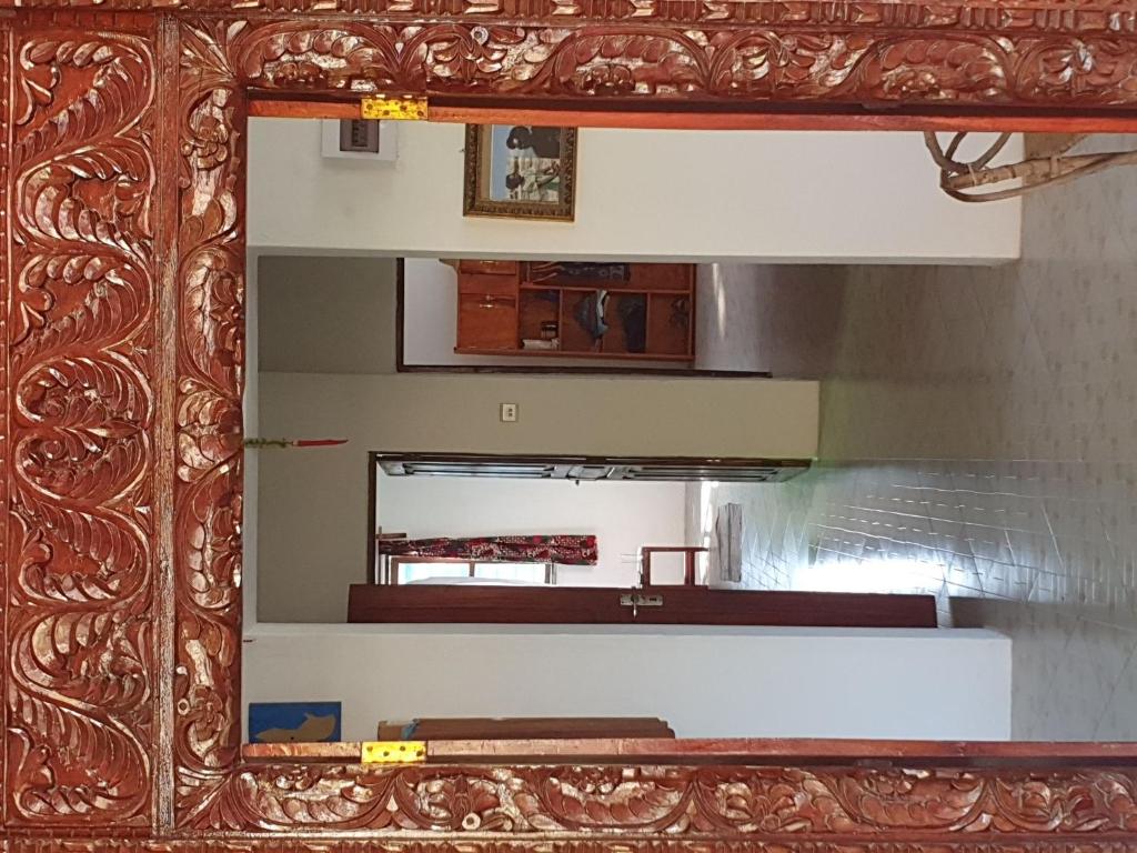 ジャンビアニにあるModern Holiday Houseの鏡