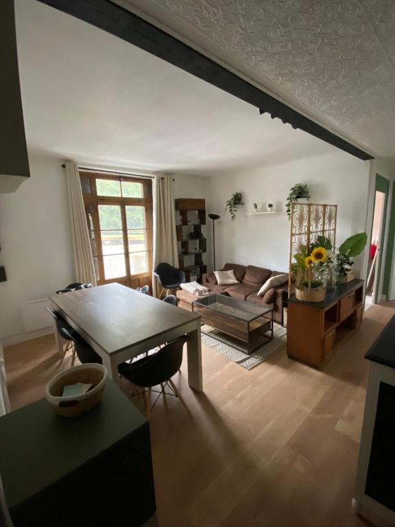 un salon avec une table et un canapé dans l'établissement Appartement à la montagne, à Moutiers