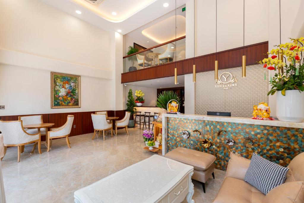 Χώρος καθιστικού στο Yen Luxury Hotel