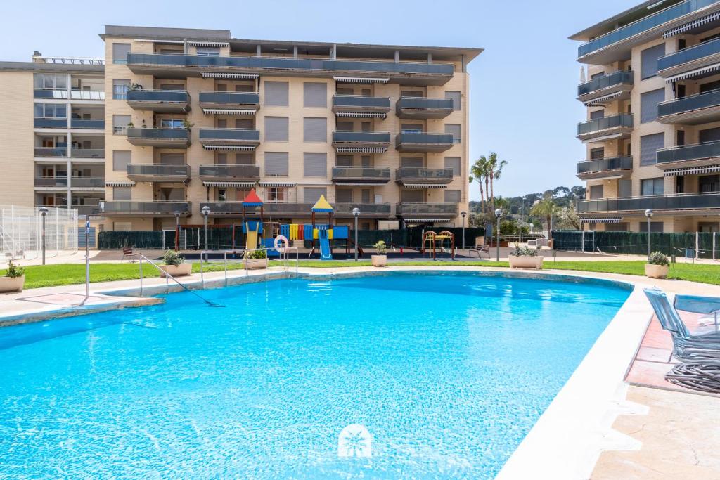 a swimming pool in front of a building at Mediterranean Way - Maldivas in La Pineda