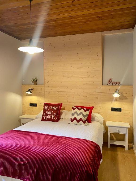 Posteľ alebo postele v izbe v ubytovaní Apartaments Alta Muntanya