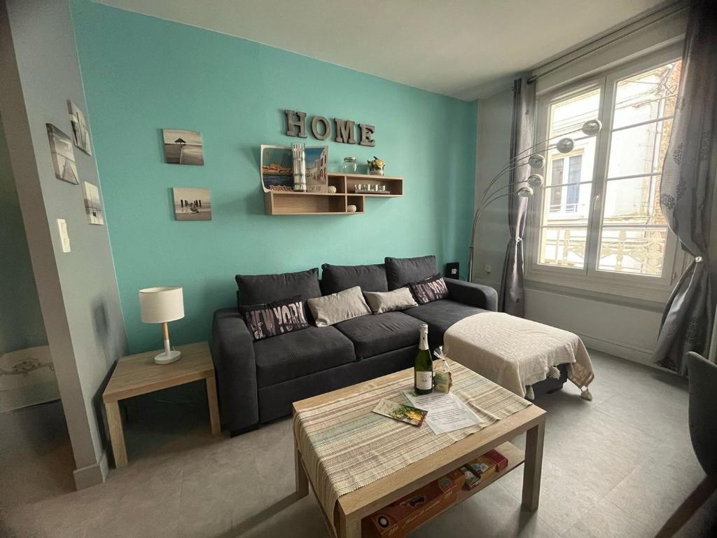 un salon avec un canapé et une table dans l'établissement Dans les hauteurs d'Amboise, à Amboise