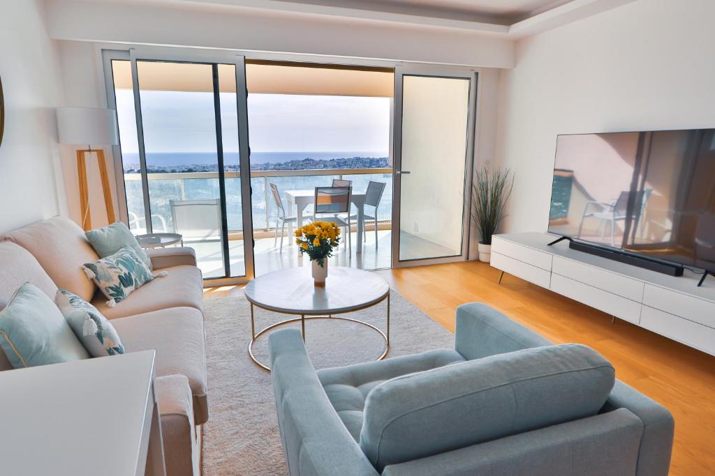 Photo de la galerie de l'établissement Splendide vue mer, terrasse, piscine et parking, au Cannet