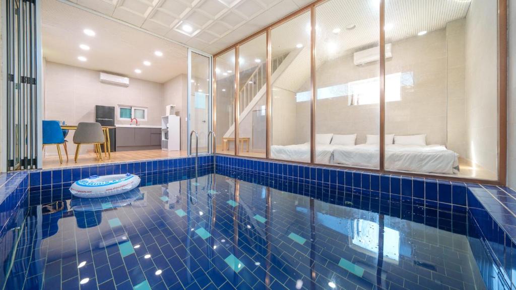 Bazén v ubytování Gapyeong Ddel Poolvilla nebo v jeho okolí