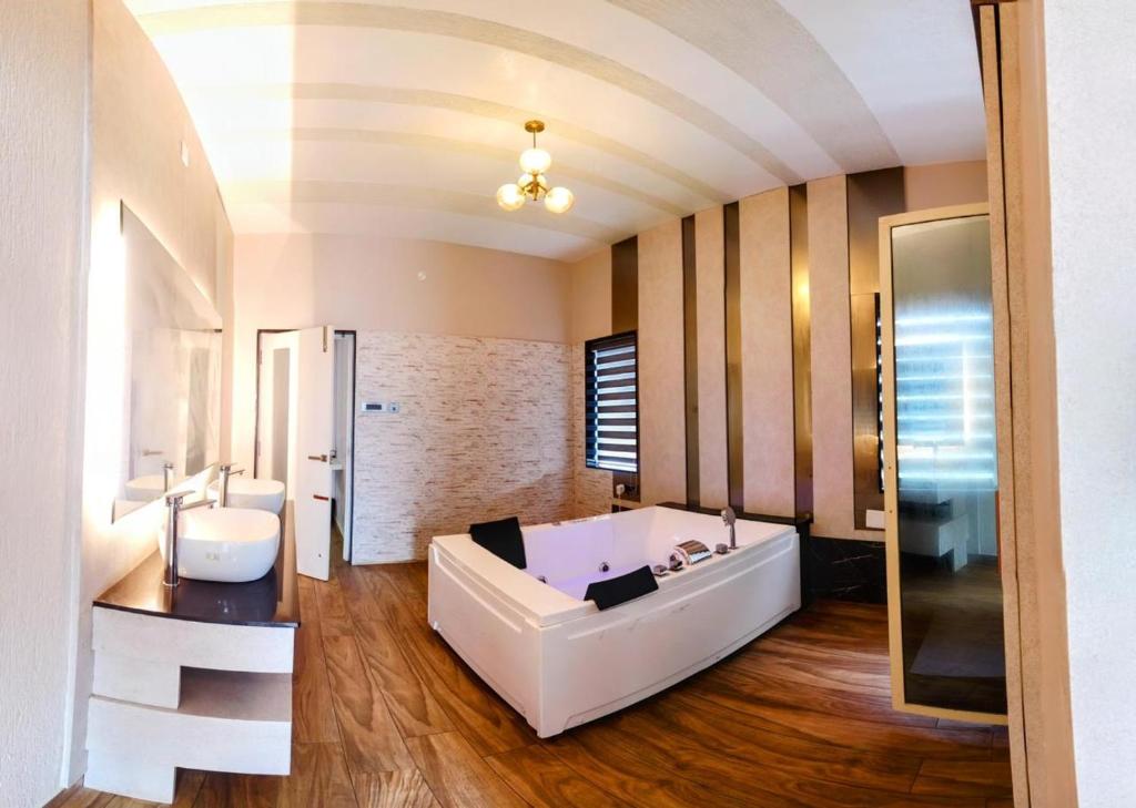 Postel nebo postele na pokoji v ubytování Royal MM Abode