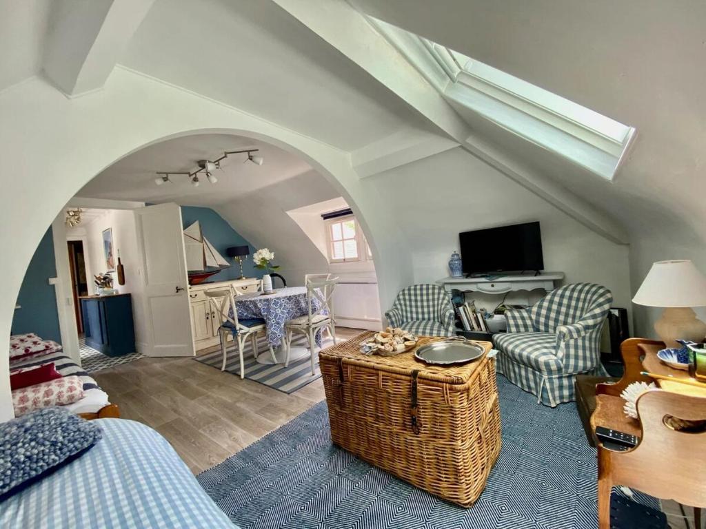 - un salon avec une voûte et un canapé dans l'établissement Houlgate appartement, à Houlgate