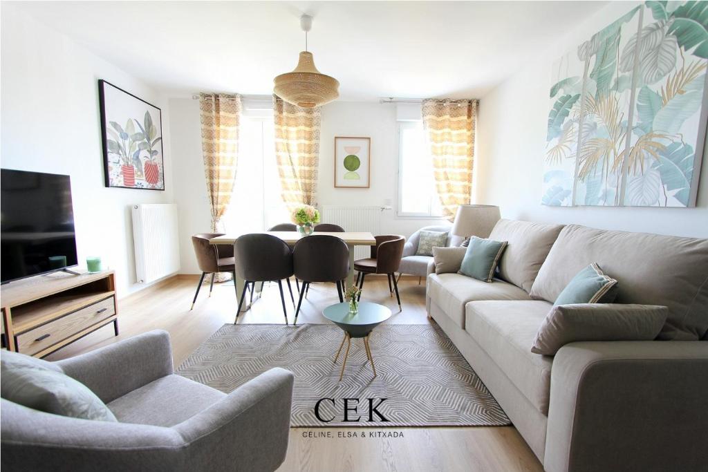 un salon avec un canapé et une table dans l'établissement Cristal6 - Welcoming accomodation up to 6ppl, à Serris