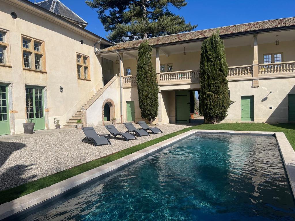 GenayChâteau de Rancé的带游泳池的房屋外观