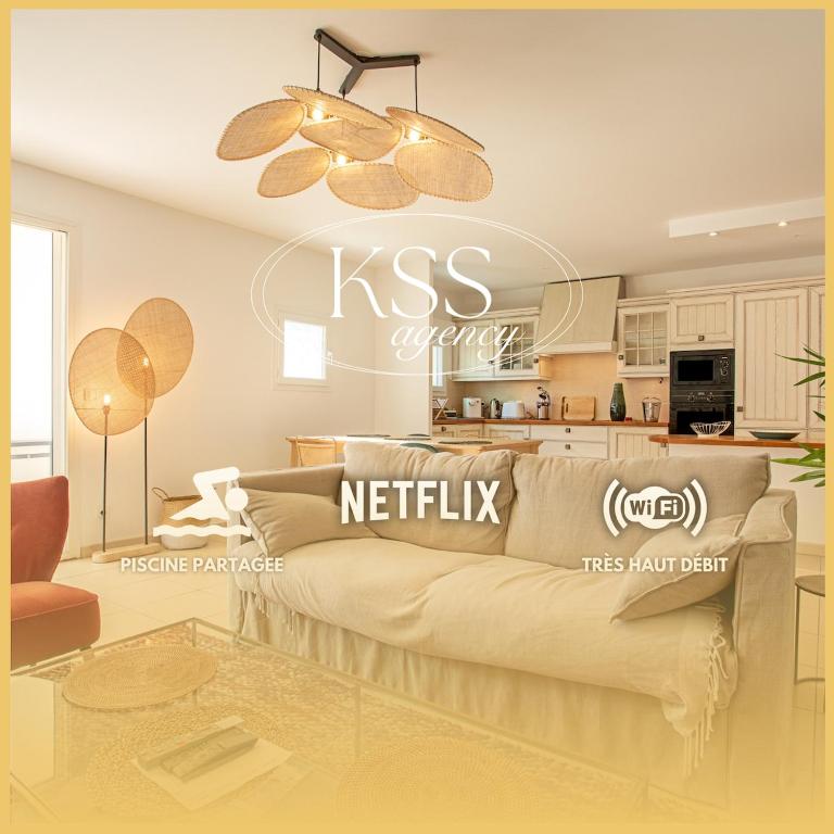 un salon avec un canapé et une cuisine dans l'établissement Charmant 73m carré -piscine-500 m de la mer-parking, à Saint-Raphaël