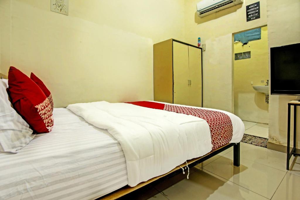 Кровать или кровати в номере OYO Life 91268 Homestay Bu Erma Syariah