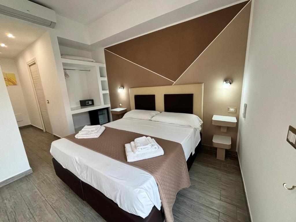 トロペアにあるResidenza Magnoliaのタオルが敷かれたベッドが2つあるホテルの部屋