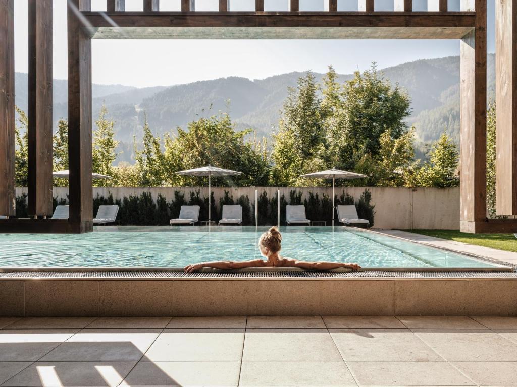 Piscina di Falkensteiner Hotel Kronplatz - The Leading Hotels of the World o nelle vicinanze
