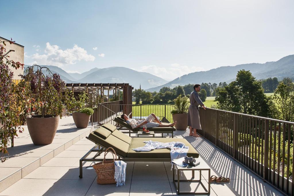 Vista generica sulle montagne o vista sulle montagne dall'interno dell'hotel