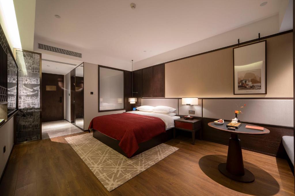 Zhengzhou East Station Longzi Lake University Area Qianna Yuanxi Hotel客房内的一张或多张床位