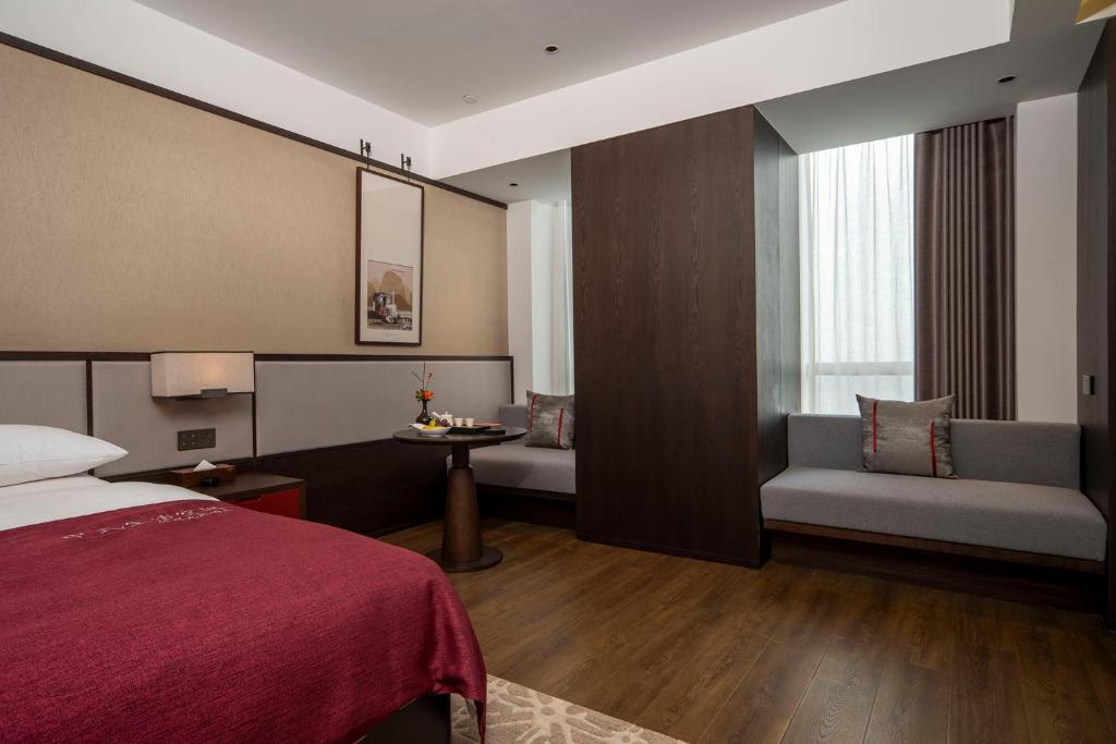 Zhengzhou East Station Longzi Lake University Area Qianna Yuanxi Hotel客房内的一张或多张床位