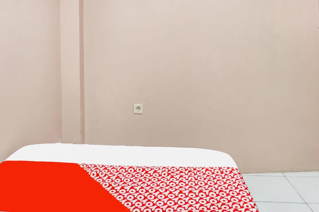 Postel nebo postele na pokoji v ubytování SPOT ON 91336 Guesthouse Tarumanegara