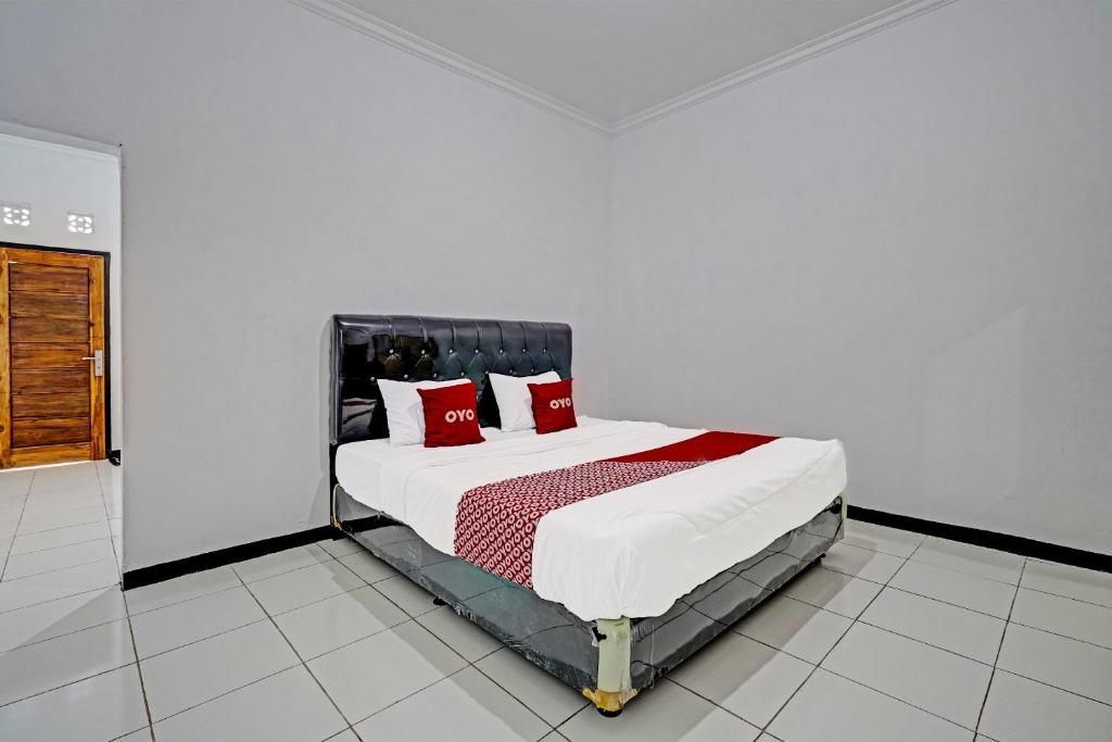 Postel nebo postele na pokoji v ubytování OYO 91334 Permata Papua Guest House