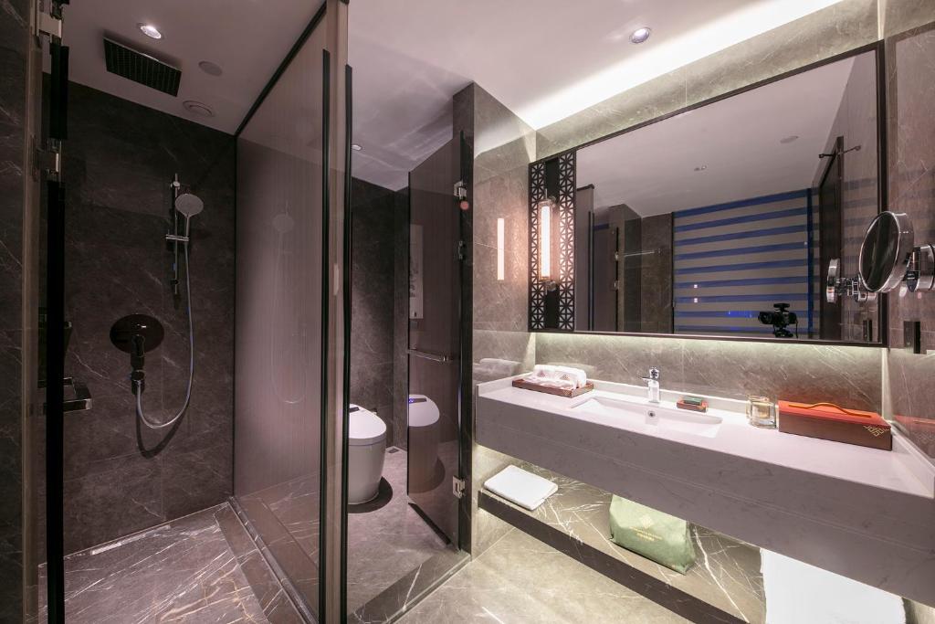 Zhengzhou East Station Longzi Lake University Area Qianna Yuanxi Hotel的一间浴室
